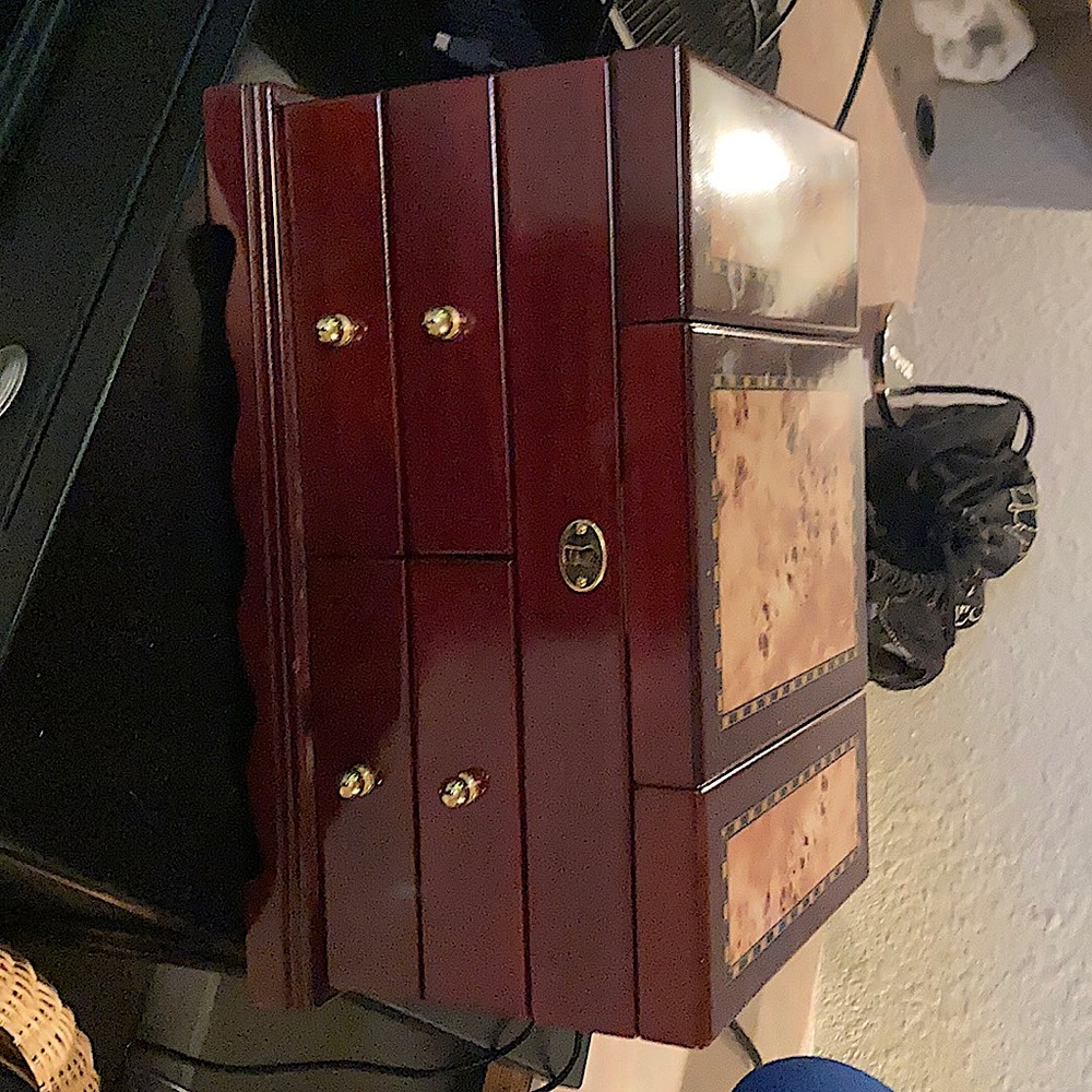 Jewelry box